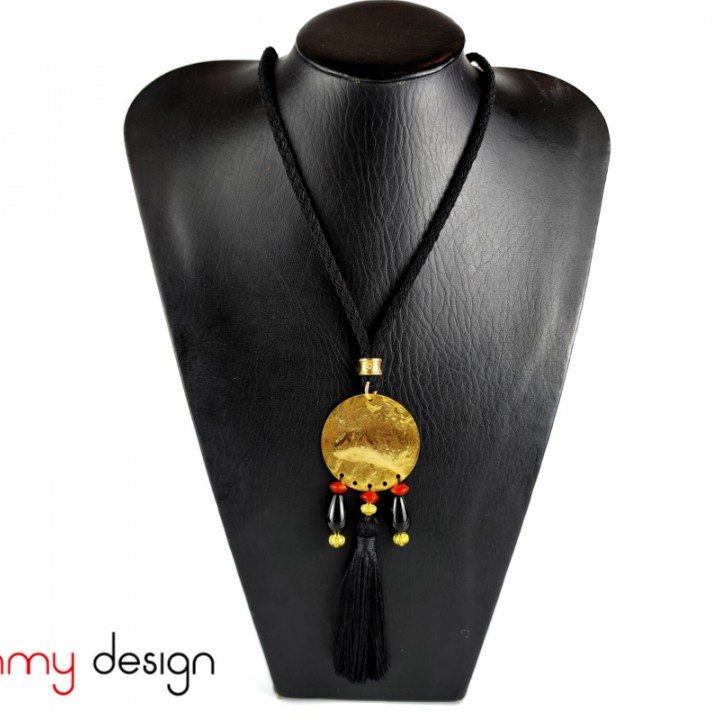 Necklace designed with round pendant and black stone